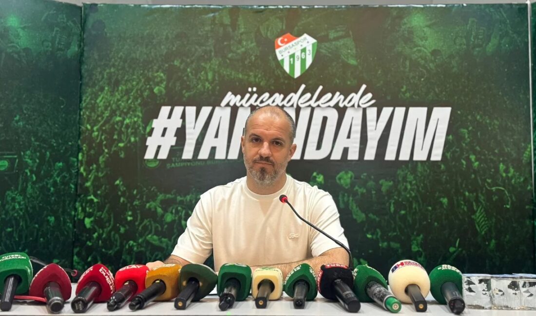 Bursaspor Teknik Direktörü Mustafa Er, sezonun tamamlanmasının ardından düzenlenen toplantıda