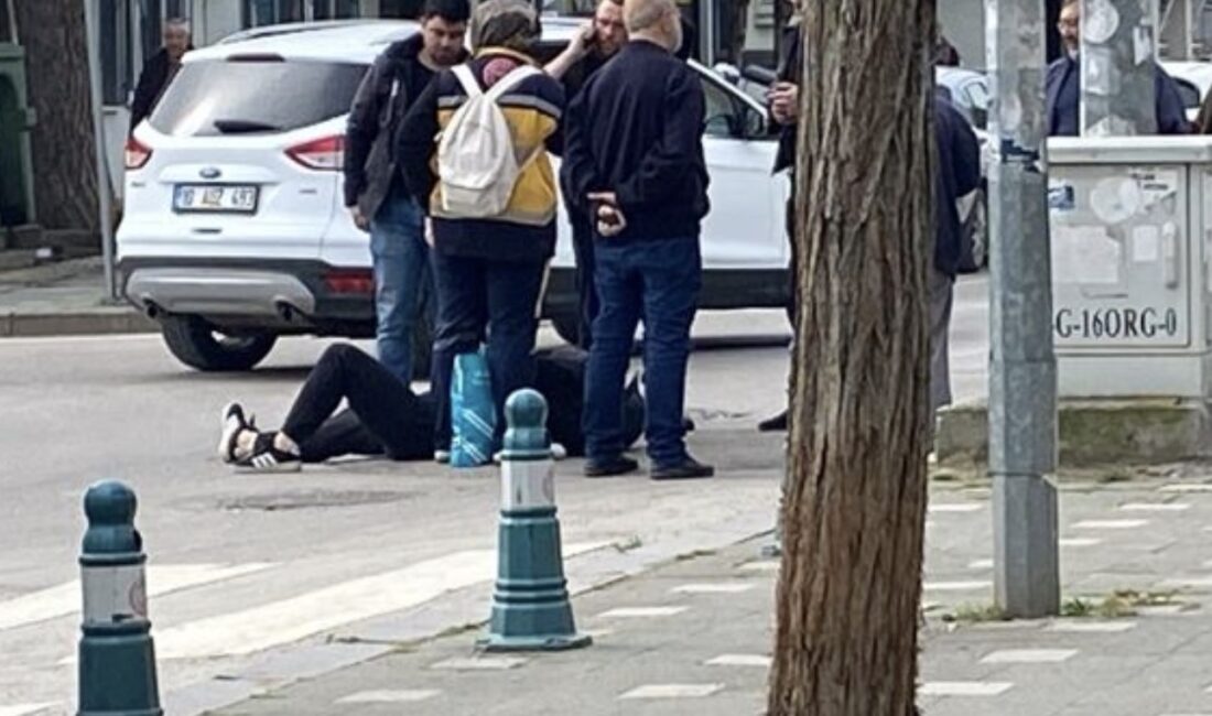 Bursa'nın Orhangazi ilçesinde otomobil ile çarpışan motosikletin sürücüsü yere düşerek