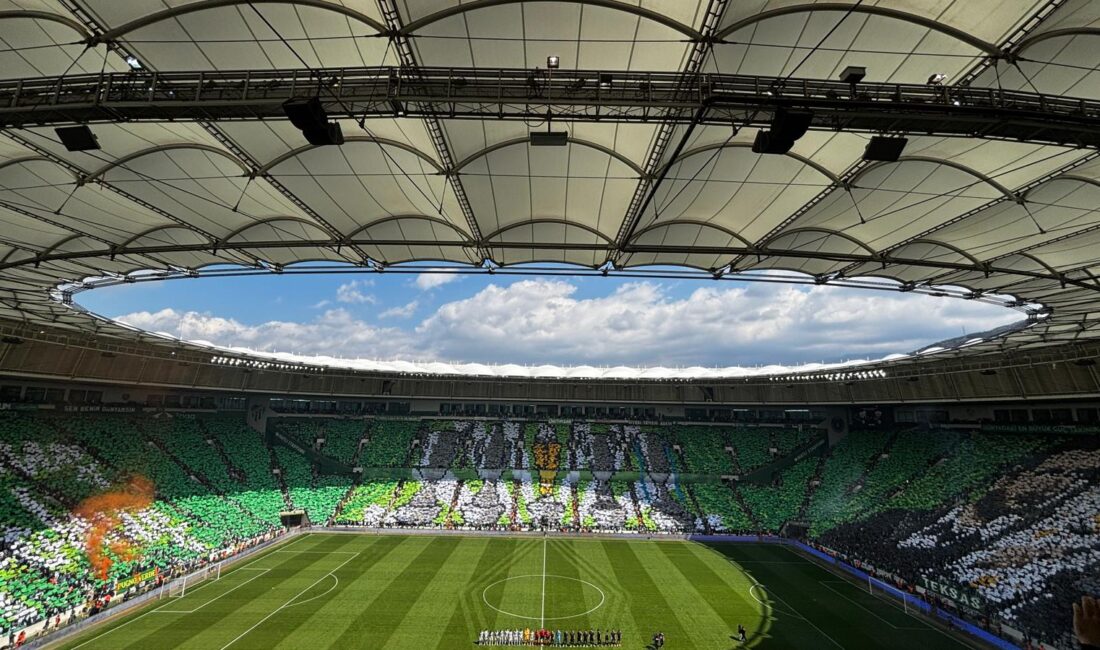 Bursaspor'un ligin 33. haftasında Somaspor'u ağırladığı karşılaşmada yeşil-beyazlı taraftarlar, üç