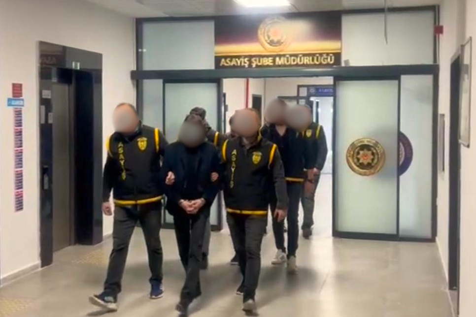 Yalova'da şehir merkezindeki kuyumculara sahte altın satmaya çalışan 3 kişi