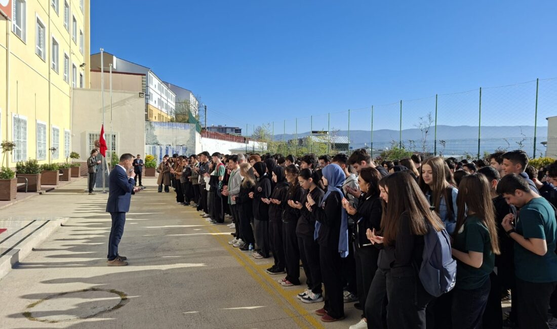 Orhangazi İlçe Milli Eğitim Müdürü, haftanın ilk gününde ilçedeki farklı