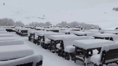 Hava sıcaklıklarının düşmesiyle Uludağ'da bahar ortasında etkili olan kar yağışı,