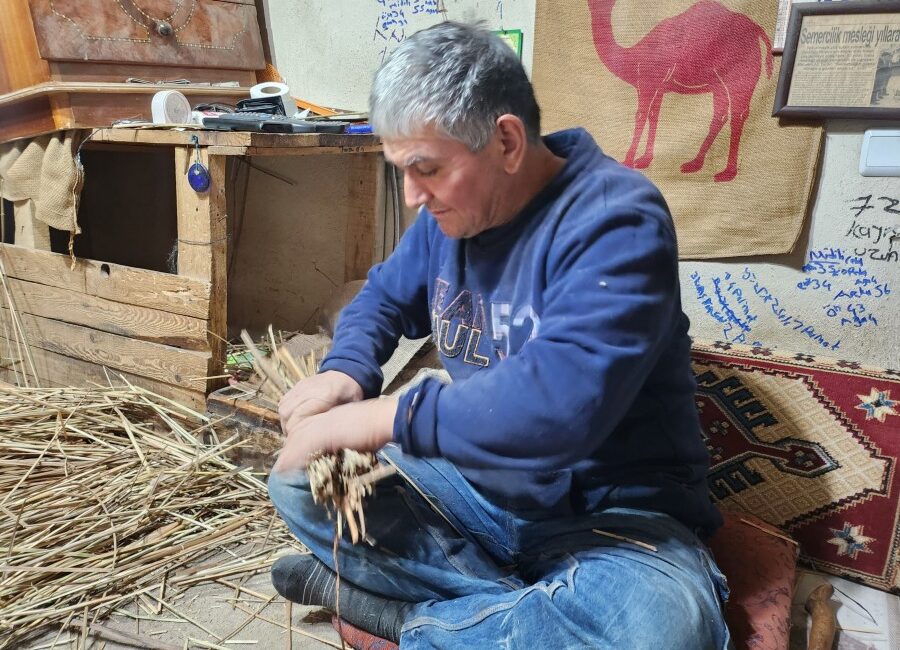 Bursa’nın Orhangazi ilçesinde yaşayan semer ustası Mehmet Ali Turan, yok