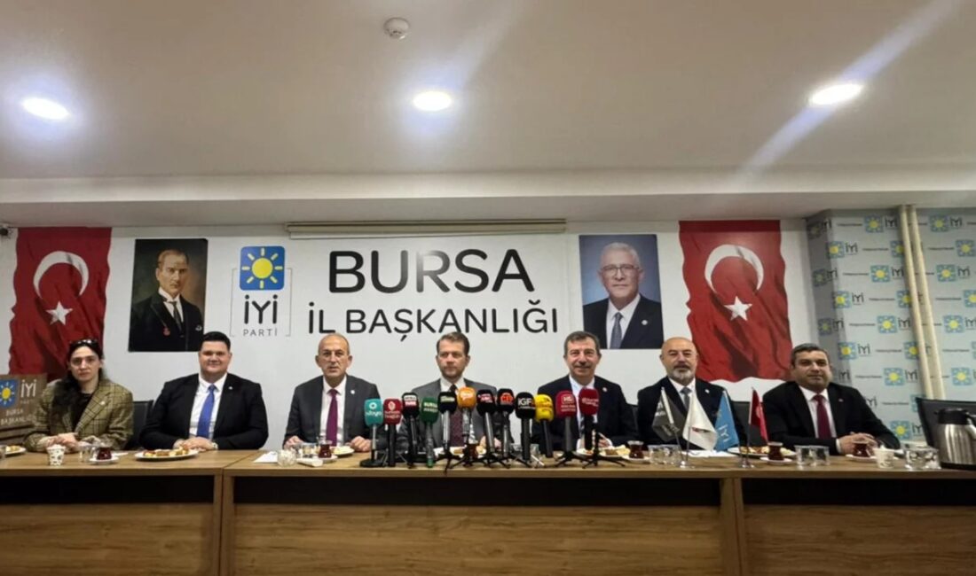 İYİ Parti Bursa İl Başkanlığı'nda düzenlenen toplantıda, ülke ve yerel