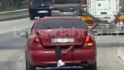 Bursa’nın Yıldırım ilçesinde seyir halindeki bir otomobilin bagajından sarkan insan