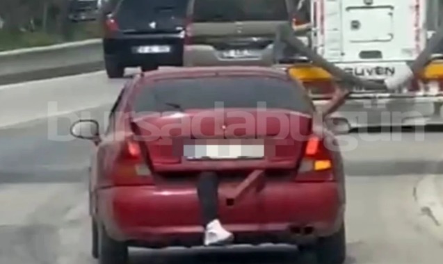 Bursa’nın Yıldırım ilçesinde seyir halindeki bir otomobilin bagajından sarkan insan