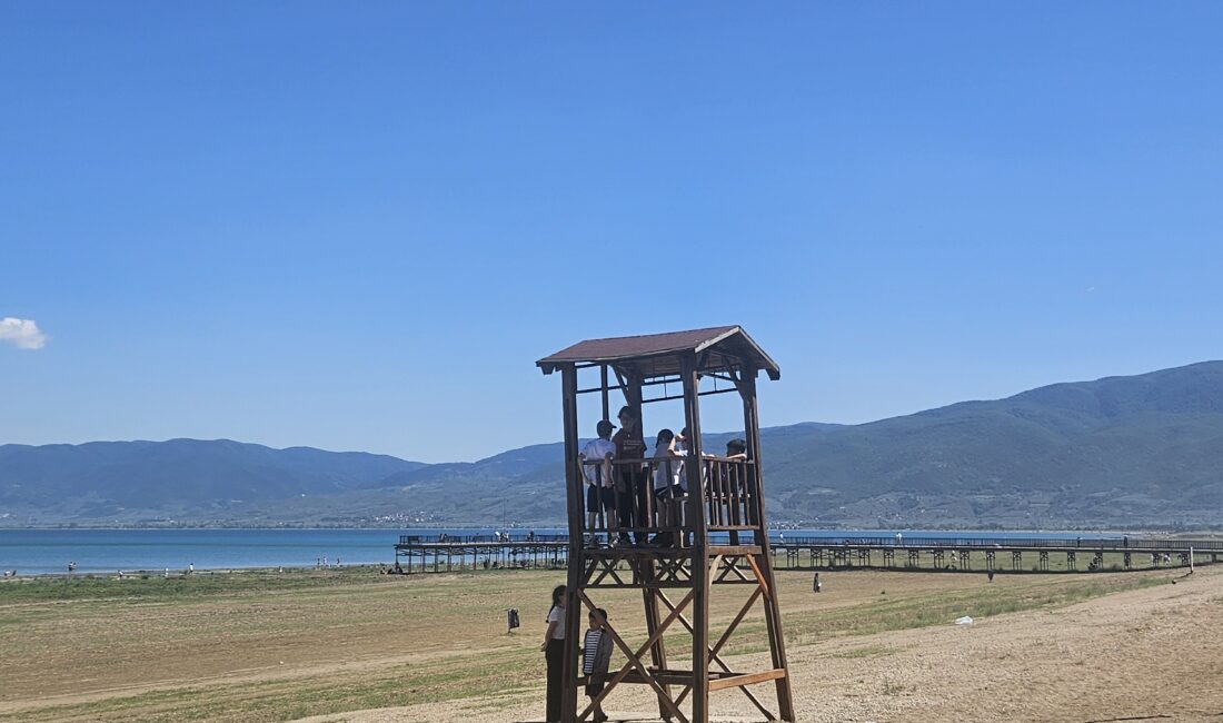 Yaz mevsiminin başlamasıyla birlikte binlerce ziyaretçiyi ağırlayan İznik Gölü'nün Orhangazi