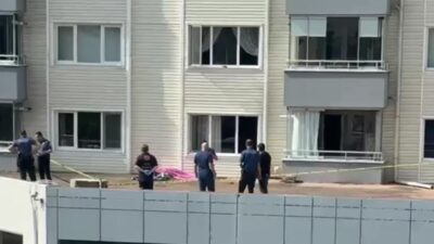 Bursa'nın Nilüfer ilçesinde Kurban Bayramı öncesi temizlik yapan bir kadın,