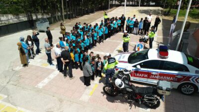 Bursa’nın Orhangazi ilçesinde Trafik Haftası etkinlikleri kapsamında Jandarma ekipleri, İlkokulu