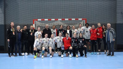 Kadınlar Hentbol Süper Ligi’nde zirvede yer alan Bursa Büyükşehir Belediyespor,