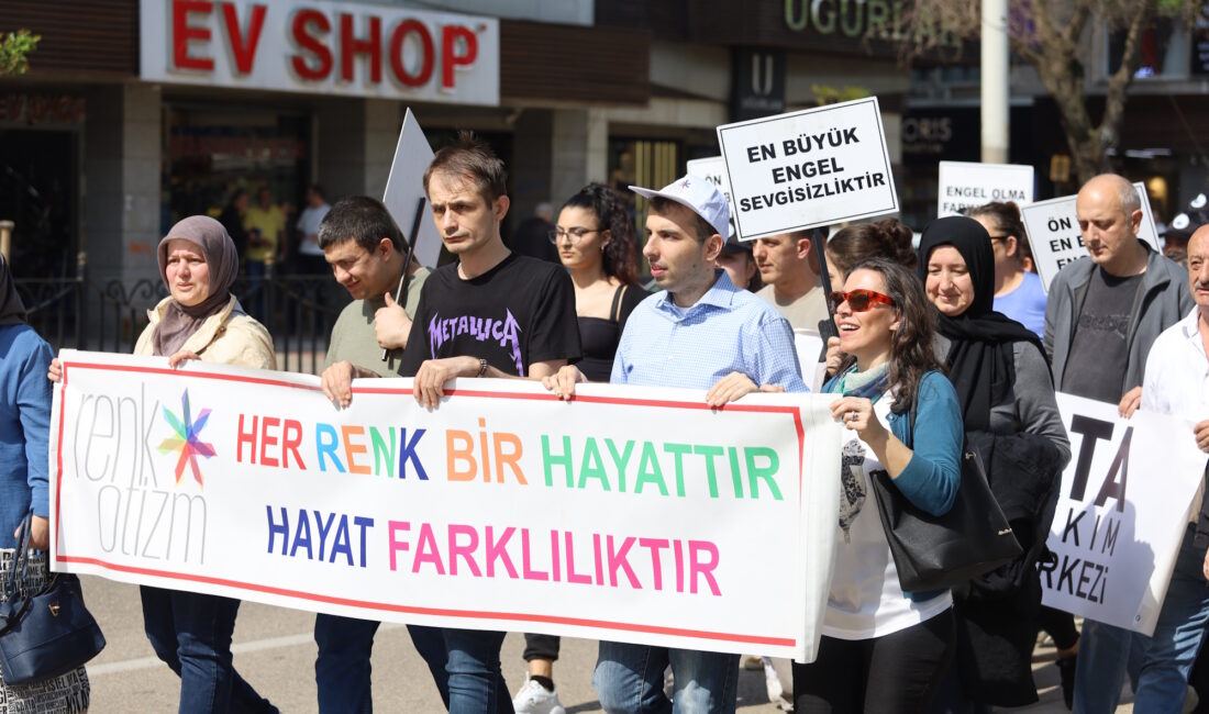 Bursa Valiliği ve Bursa Büyükşehir Belediyesi tarafından düzenlenen farkındalık yürüyüşünde,
