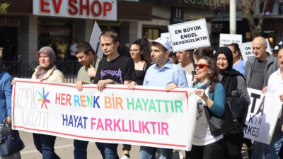 Bursa Valiliği ve Bursa Büyükşehir Belediyesi tarafından düzenlenen farkındalık yürüyüşünde,