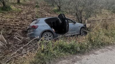 Bursa’nın Orhangazi ilçesinde kontrolden çıkan otomobil, yol kenarındaki beton sulama