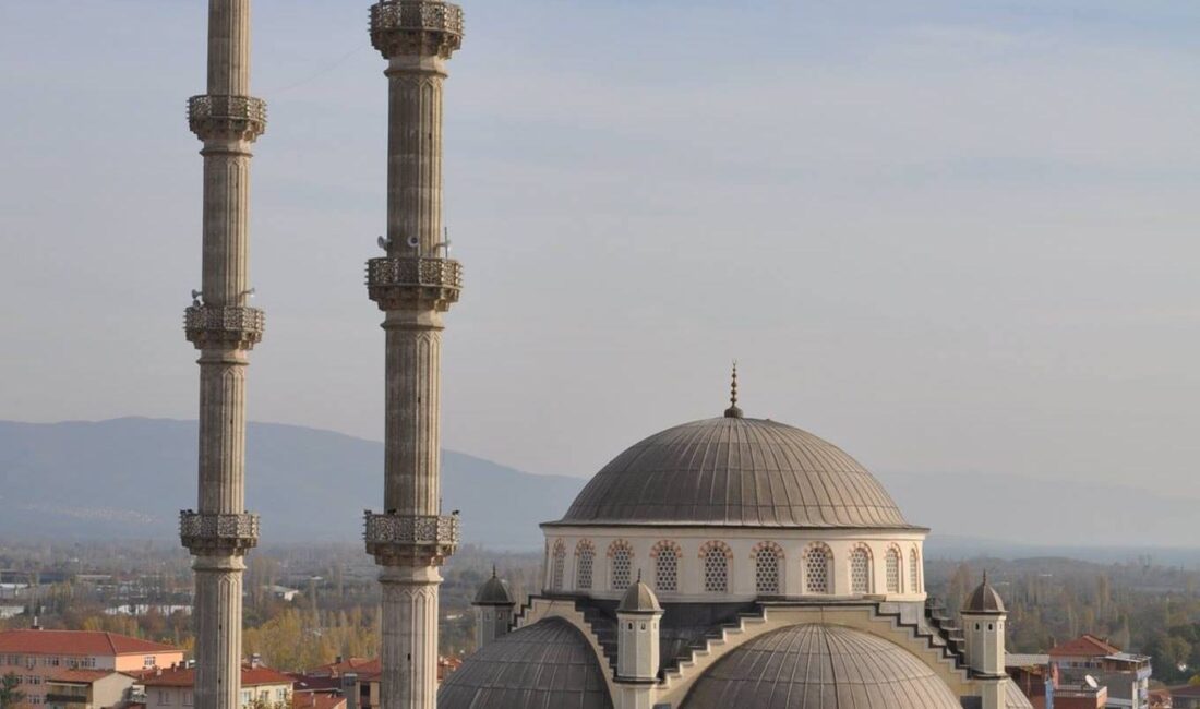 Bursa’nın Orhangazi ilçesinde Cuma namazı için camiye giden vatandaş, bir