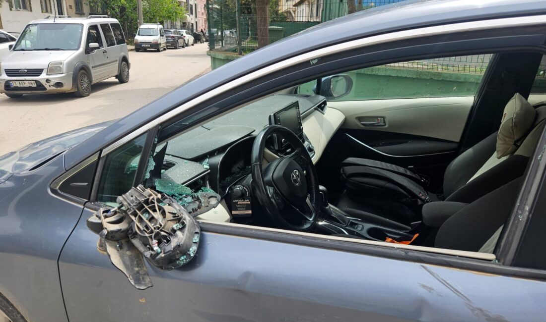 Bursa'nın Orhangazi ilçesinde otomobil ile motosikletin çarptığı kazada, motosiklet sürücüsü