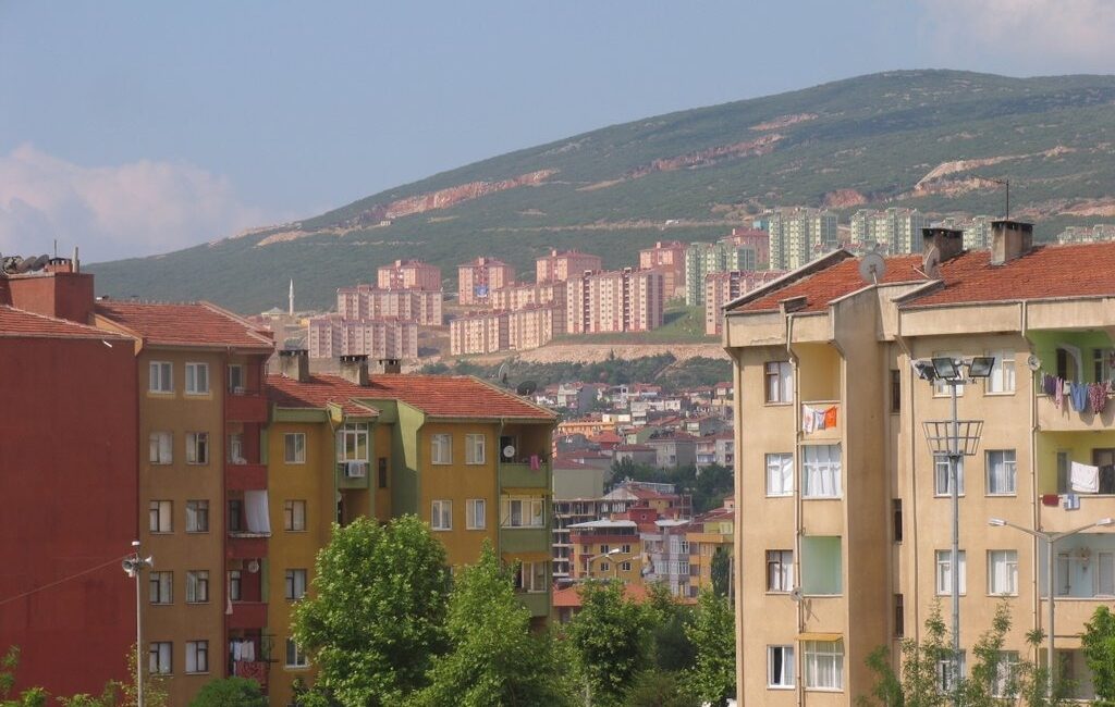 Bursa'nın Orhangazi ilçesinde Orhangazi’de riskli yapıların başında gelen ve uzun