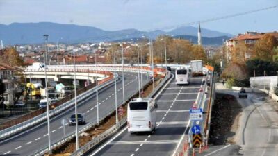 Yalova’da Tonami Meydanı Köprülü Kavşağı’nın Bursa istikametinde yaklaşık 15 gündür
