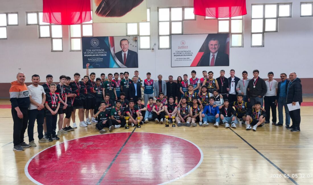 Okul sporları faaliyetleri kapsamında düzenlenen Genç Erkekler Voleybol Turnuvası, oynanan
