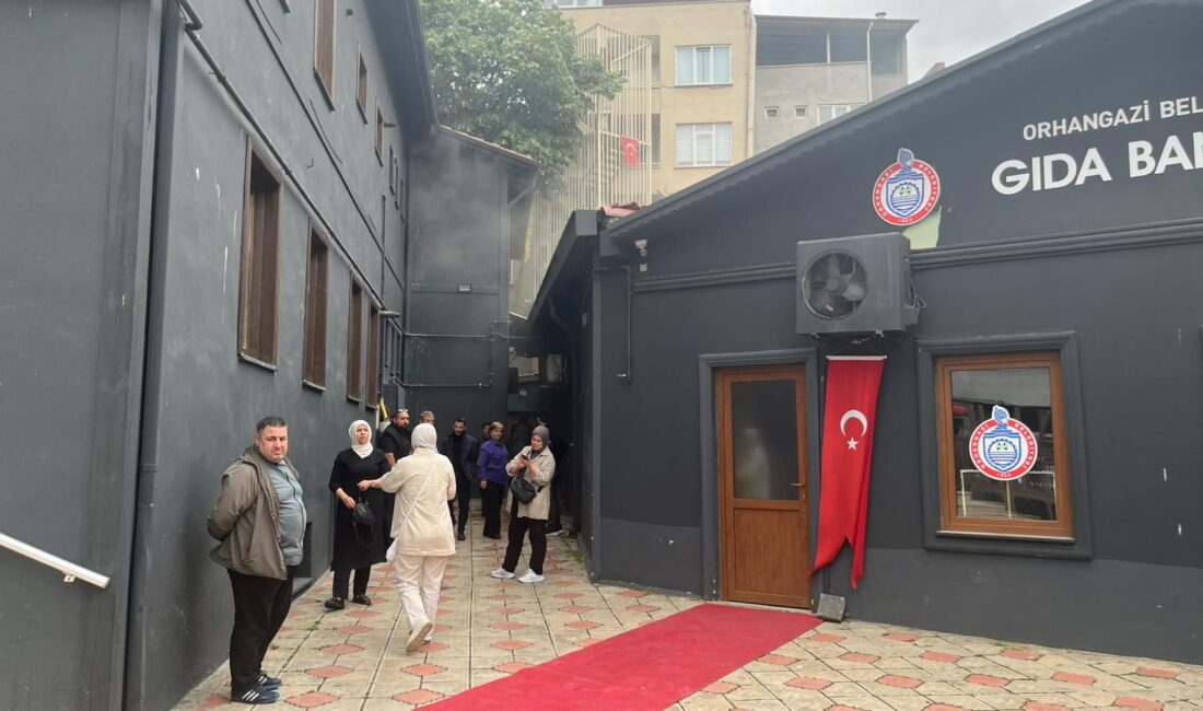 Bursa'nın Orhangazi ilçesinde Cumhuriyet alanında bulunan aşevinden yükselen dumanlar yangın
