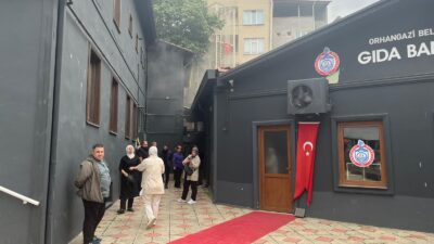 Bursa'nın Orhangazi ilçesinde Cumhuriyet alanında bulunan aşevinden yükselen dumanlar yangın