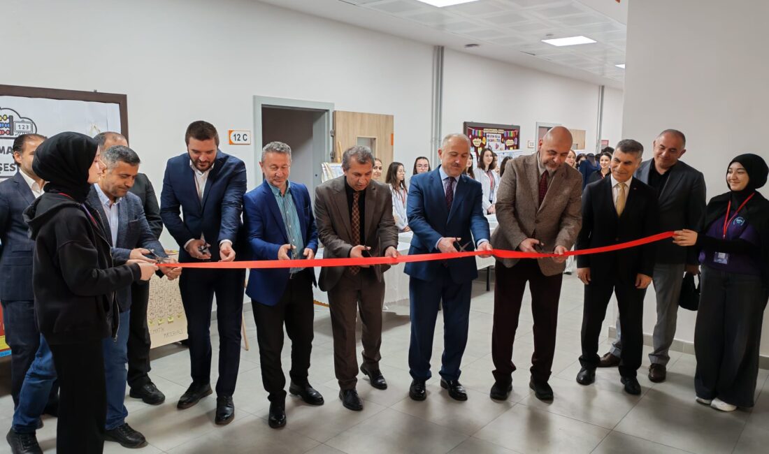 Erenler Kız Mesleki ve Teknik Anadolu Lisesinde, öğrencilerin hazırladığı projelerin