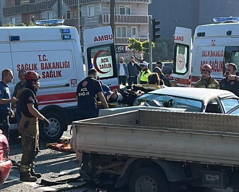 Bursa'nın Orhangazi ilçesinde sabah saatlerinde meydana gelen trafik kazasında, üç