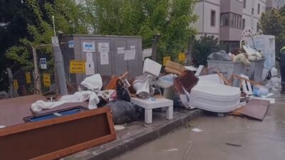 Bursa'nın Gemlik ilçesinde kaldırım üzerine koltuk, dolap, yatak ve çeşitli