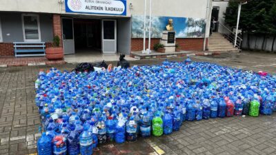 Bursa'nın Orhangazi ilçesinde Ali Tekin İlkokulu öğretmen ve öğrencileri, 10-16