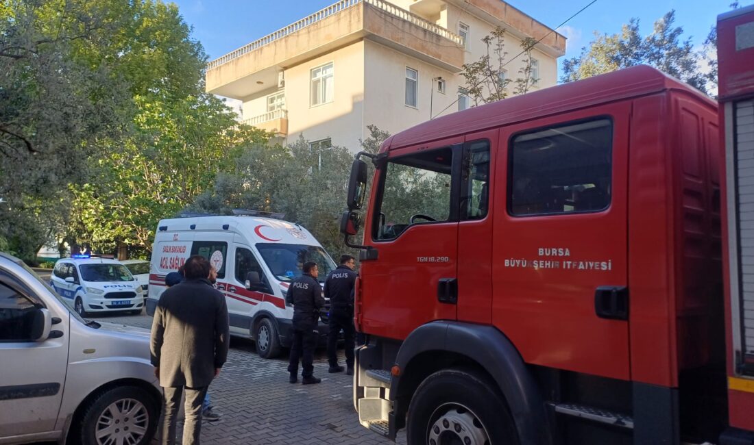 Bursa'nın Orhangazi ilçesinde bir evde ocakta unutulan yemekten çıkan dumanlar