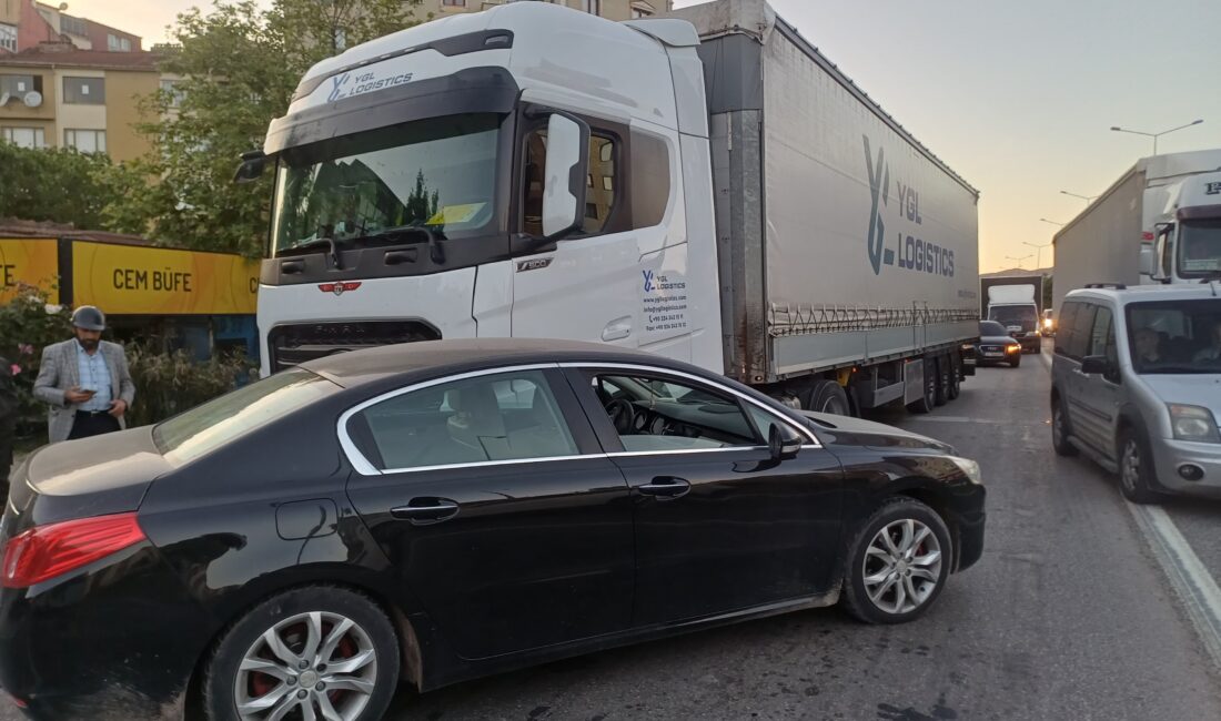 Bursa'nın Orhangazi ilçesinde ana yol üzerinde bir tır, kör noktasından