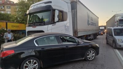 Bursa'nın Orhangazi ilçesinde ana yol üzerinde bir tır, kör noktasından