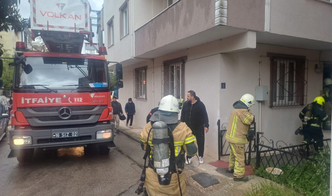 Bursa'nın Orhangazi ilçesinde bir binada çıkan yangın, itfaiye ekiplerinin erken