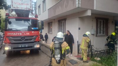 Bursa'nın Orhangazi ilçesinde bir binada çıkan yangın, itfaiye ekiplerinin erken