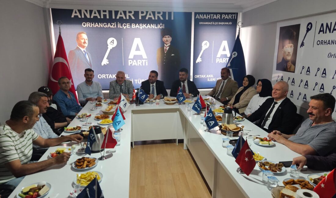 Bursa'nın Orhangazi ilçesinde Anahtar Parti'nin ilçe teşkilatı gazeteciler ile kahvaltı
