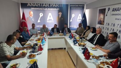 Bursa'nın Orhangazi ilçesinde Anahtar Parti'nin ilçe teşkilatı gazeteciler ile kahvaltı