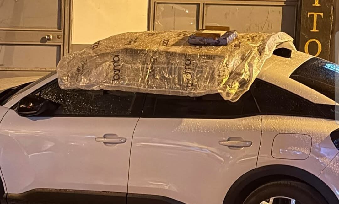 Bursa’nın Orhangazi ilçesinde akşam saatlerinde aniden bastıran yağmur sonrası, sunroofu
