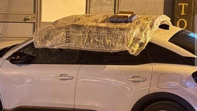 Bursa’nın Orhangazi ilçesinde akşam saatlerinde aniden bastıran yağmur sonrası, sunroofu