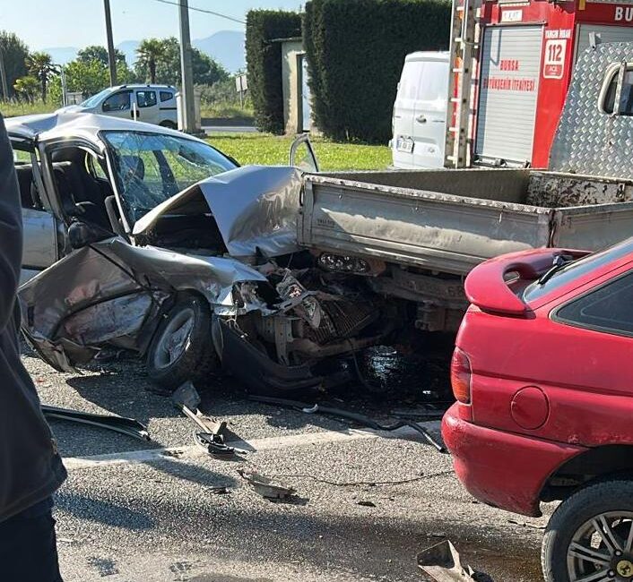 Bursa’nın Orhangazi ilçesinde sabah saatlerinde meydana gelen zincirleme trafik kazasında