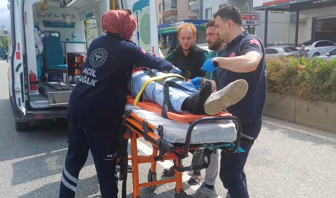 Bursa'nın Orhangazi ilçesinde ana yol üzerinde önündeki otomobile çarpan motosiklet