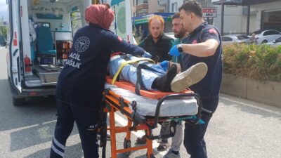 Bursa'nın Orhangazi ilçesinde ana yol üzerinde önündeki otomobile çarpan motosiklet