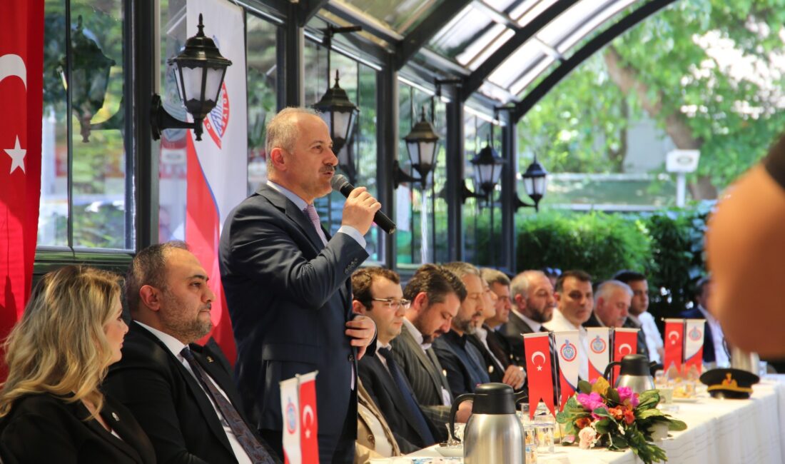 Bursa’nın Orhangazi ilçesinde protokol üyeleri, Kurban Bayramı dolayısıyla Cumhuriyet alanında