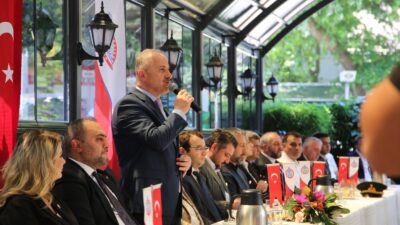 Bursa’nın Orhangazi ilçesinde protokol üyeleri, Kurban Bayramı dolayısıyla Cumhuriyet alanında