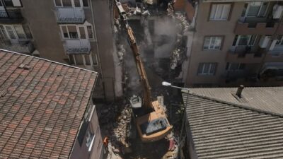 Bursa'nın Gemlik ilçesinde yıkılma tehlikesi bulunan ve çevre güvenliğini tehdit