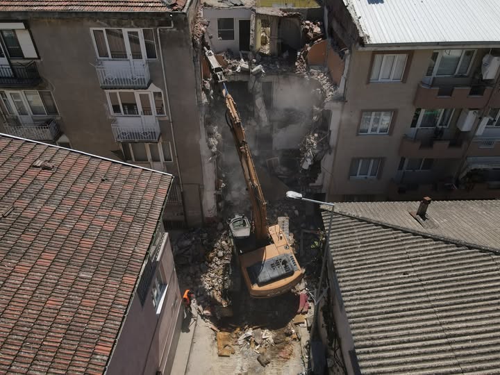 Bursa'nın Gemlik ilçesinde yıkılma tehlikesi bulunan ve çevre güvenliğini tehdit