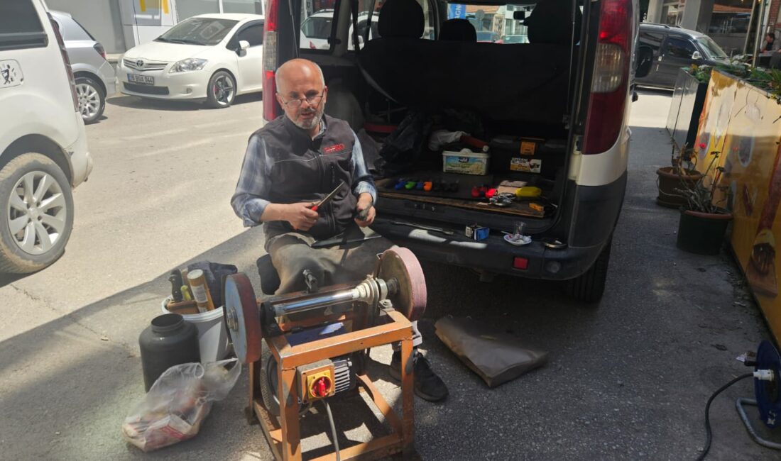 Kurban Bayramı’nın yaklaşmasıyla birlikte Bursa sokaklarında kurban bıçağı bileyicileri görülmeye