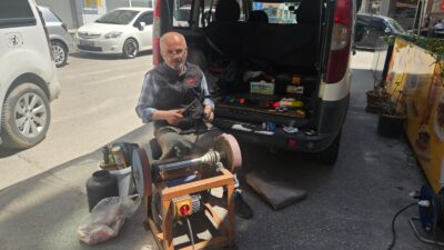 Kurban Bayramı’nın yaklaşmasıyla birlikte Bursa sokaklarında kurban bıçağı bileyicileri görülmeye