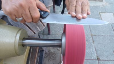 Kurban Bayramı’na sayılı günler kala Orhangazi’de bıçak bileyicilerinde yoğunluk yaşanıyor.