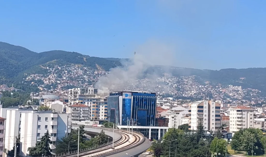 Bursa'nın Osmangazi ilçesinde faaliyet gösteren iki katlı bir mobilya mağazasında