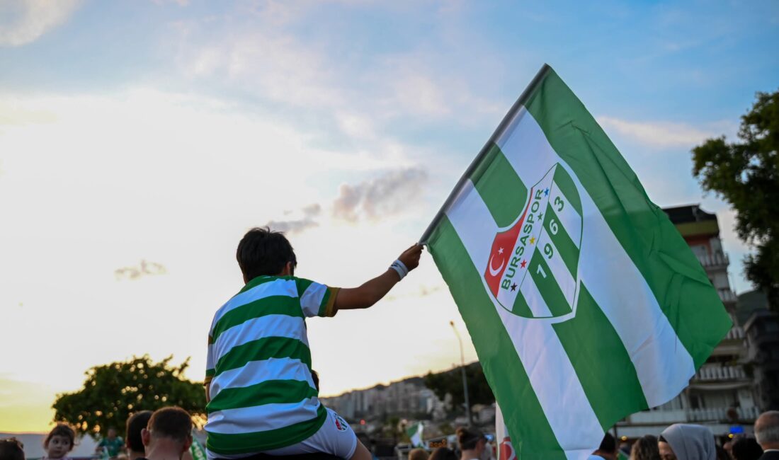Bursaspor'un 63. kuruluş yıldönümü nedeniyle Gemlik sahilinde muhteşem bir organizasyon