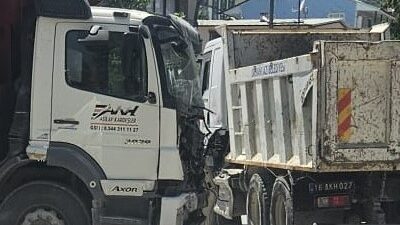 Bursa’nın Orhangazi ilçesinde iki hafriyat kamyonunun kavşakta çarpışması sonucu meydana